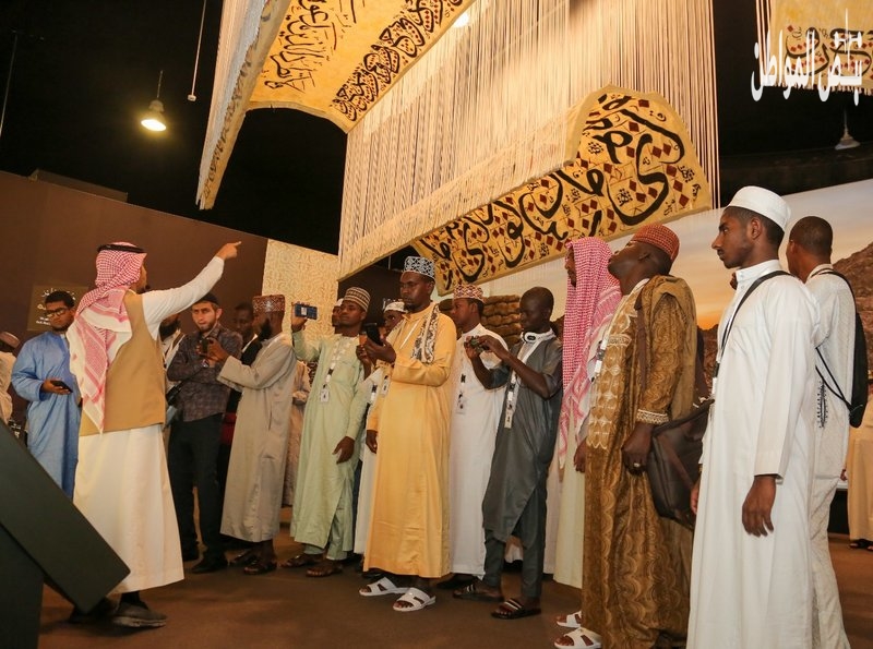 زيارة المشاركين بمسابقة الملك عبدالعزيز الدولية لمعرض الصحابة